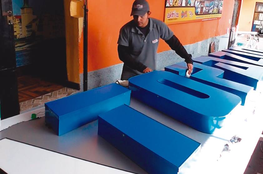 Letras Corpóreas Doradas
