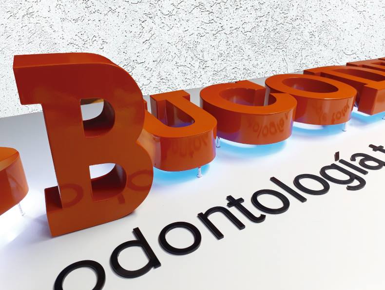 Letras corpóreas 3D iluminadas en acrílico y neón LED